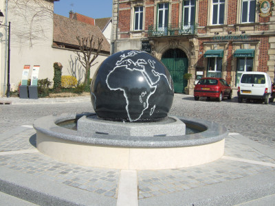 Une boule de plus de 5 tonnes flotte sur l'eau !